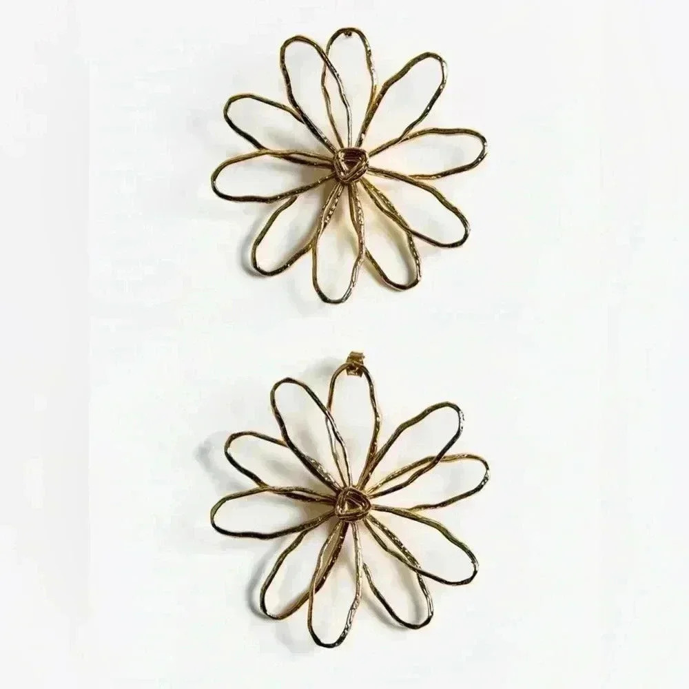 🔥🔥🔥Zara engraved flower earrings